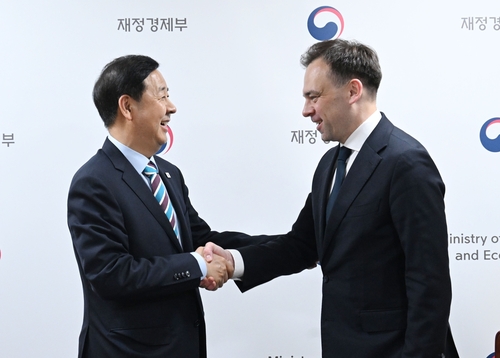 Finance chiefs of S. Korea, Poland discuss Middle East tensions, economic cooperation