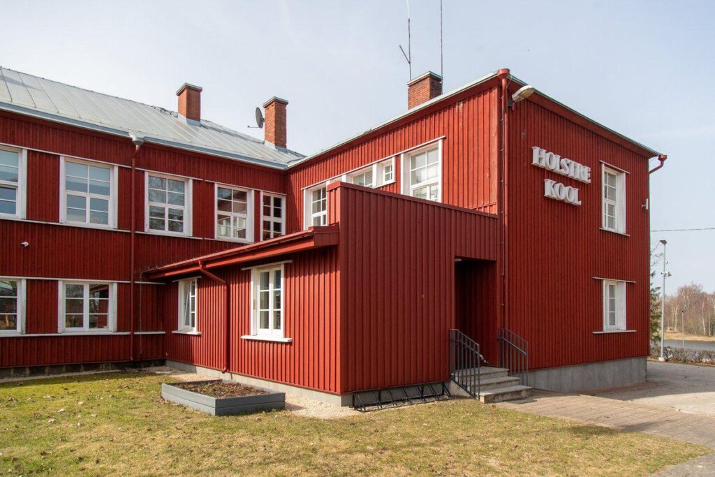 A Viljandimaa school teacher abused a teenage stepbrother. Director: We will allow him to continue working for a few weeks