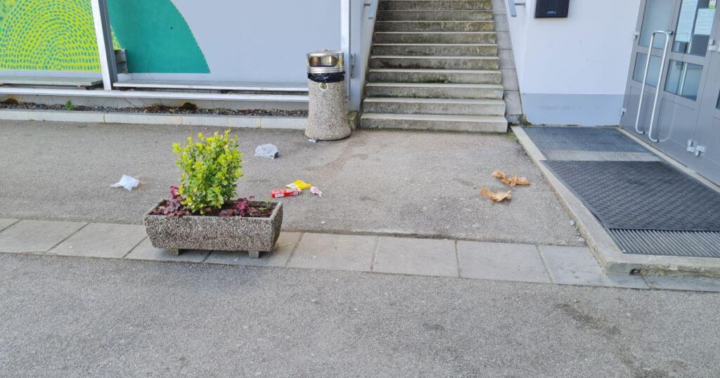 PHOTO: Teens beat up the school janitor in front of Drska elementary school - Dolenjski list