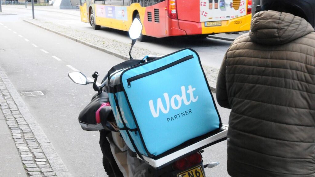 Wolt couriers strike in protest against falling wages. But it does not fall at all, says the director