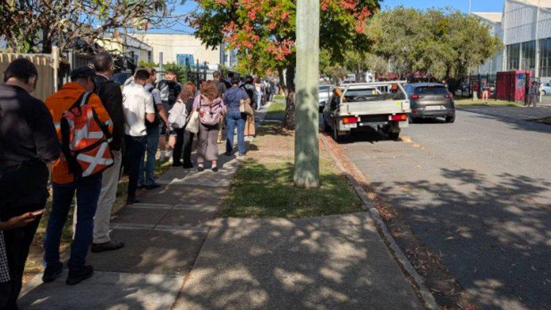 Minister refuses to apologise for rail delays ahead of limited reprieve