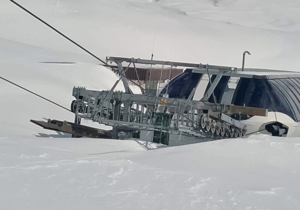 Late-Season Snowstorm Buries Italy’s Apennines, Overwhelming Ski Lifts