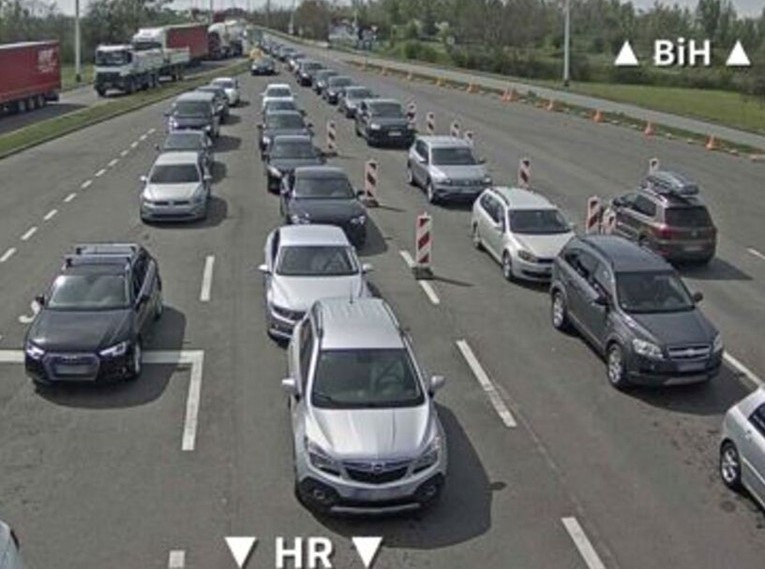 Hours of Waiting over Introduction of the new EES System and Holiday Crowds