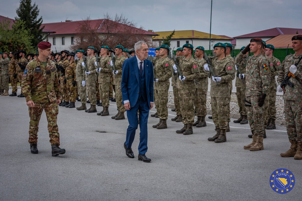 EUFOR Commander welcomes Austrian President to Camp Butmir