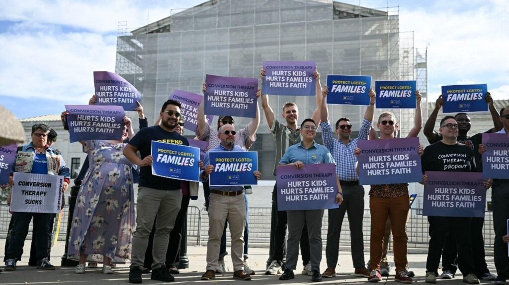 The US Supreme Court rules against a law banning “conversion therapy” for LGBT+ minors in the name of freedom of expression