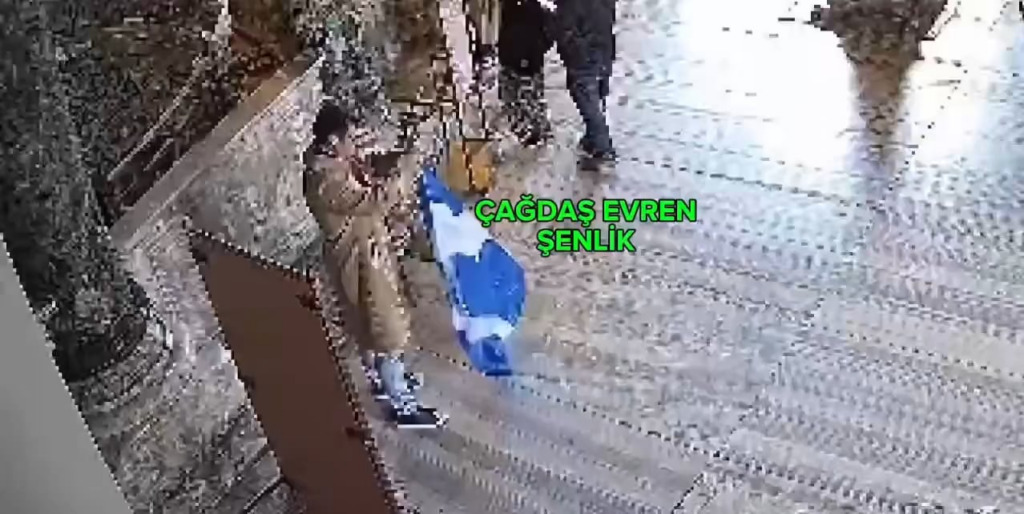 Two Greek tourists who unfurled the flag of the Greek Kingdom, which occupied the Aegean, in Hagia Sophia, were detained by the security forces.