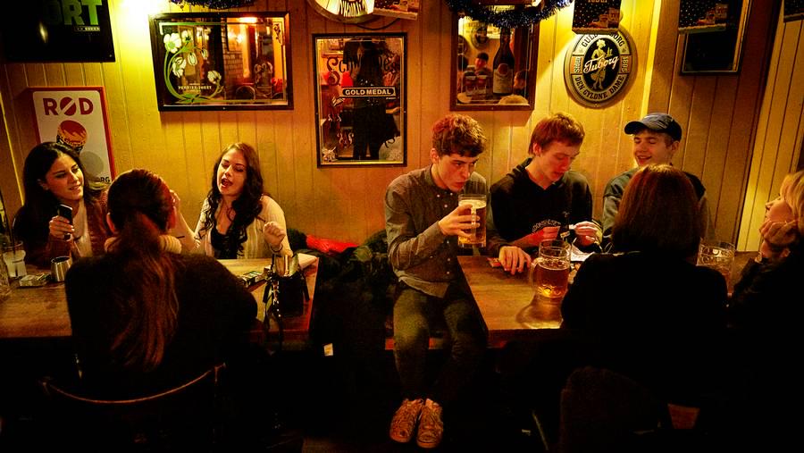Staff at iconic bar [Vinstuen i Århus] stands out: Maximum three immigrants at a time