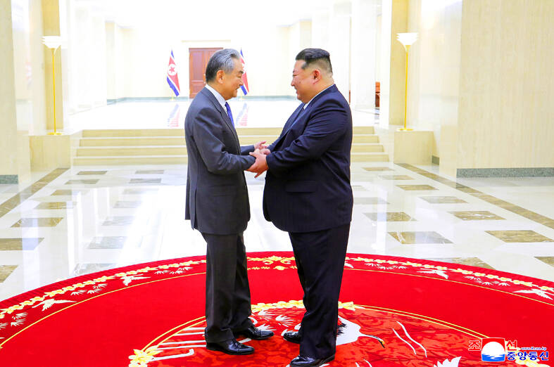 N Korea shows off ties, battle lessons