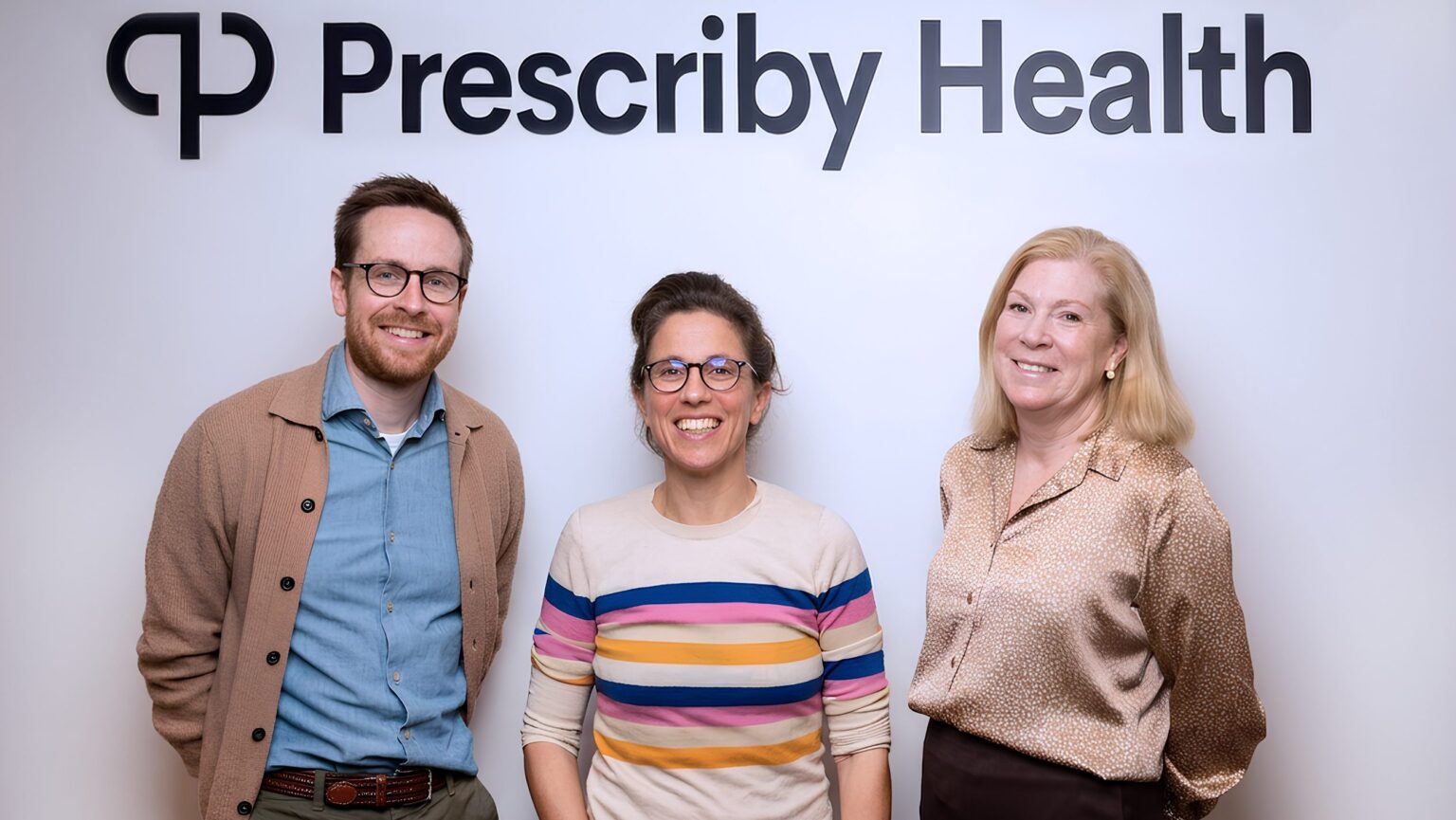 Icelandic firm sets up ‘tapering clinic’ in Maine Three people pose in front of a sign.