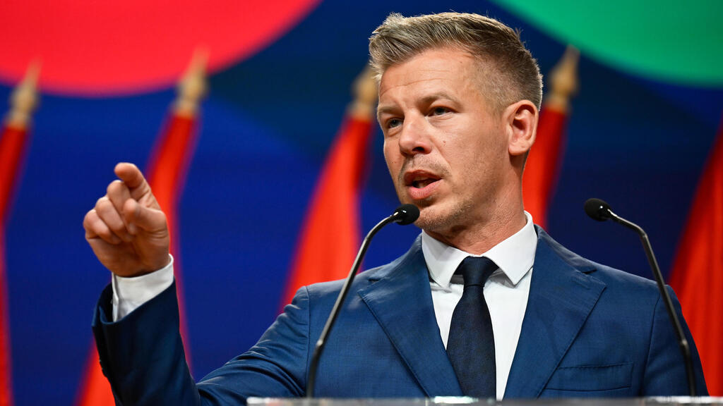 ראש ממשלת הונגריה הנבחר פטר מדיאר מסיבת עיתונאים יום אחרי הניצחון