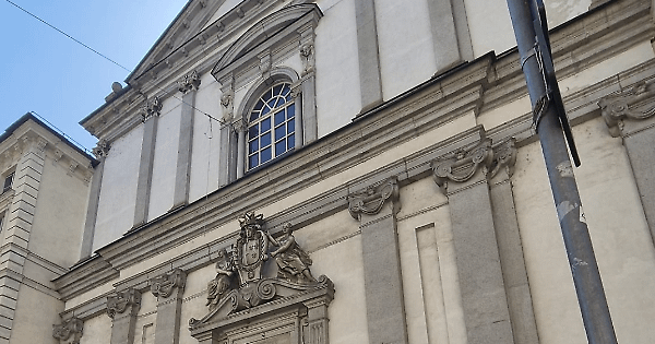 Unbearable Easter carols, pensioner breaks the glass of the parish in Turin