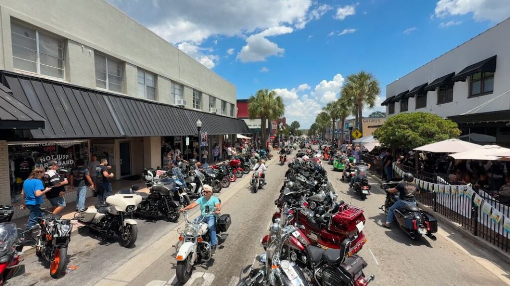 Downtown Leesburg filled with thousands of visitors and bikes. (Spectrum News/Ashley Engle)