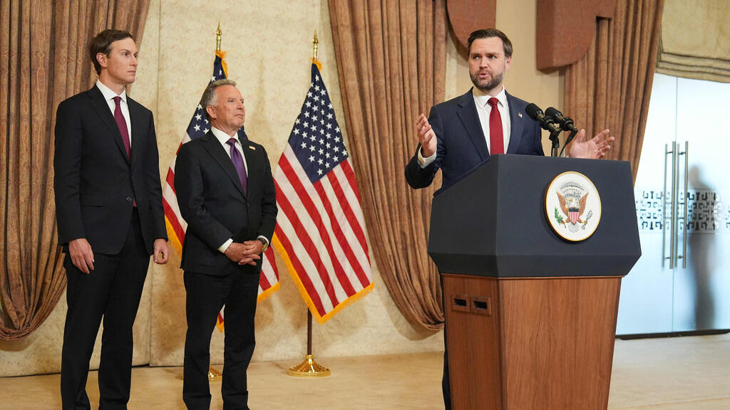 US Vice President JD Vance (Photo: Jacquelyn Martin/ Reuters) ואנס בהצהרה אחרי סיום השיחות באיסלאמאבאד, וויטקוף וקושנר מאחור