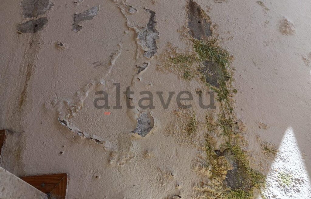 Alarm in a real estate development in La Massana: humidity 'eats' the walls of the landings