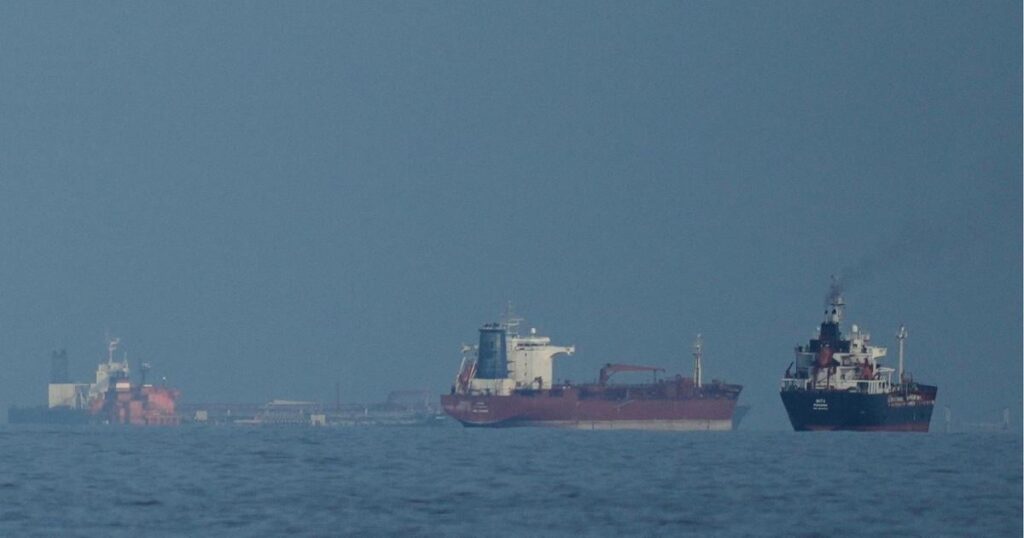 Tehran closes the Strait of Hormuz due to the US blockade