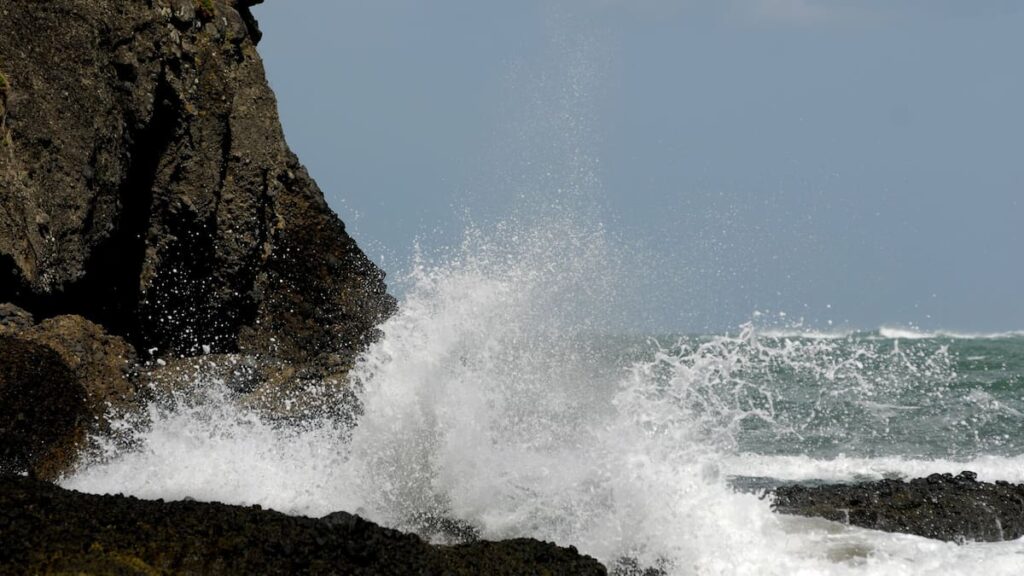 Southland rock fishing death: Coroner urges lifejacket use after Stanley Tsoi swept off rocks Southland rock fishing death: Coroner urges lifejacket use after Stanley Tsoi swept off rocks