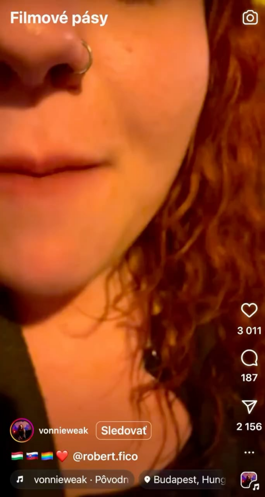 A female reciter, known from opposition rallies in Slovakia, called from Budapest