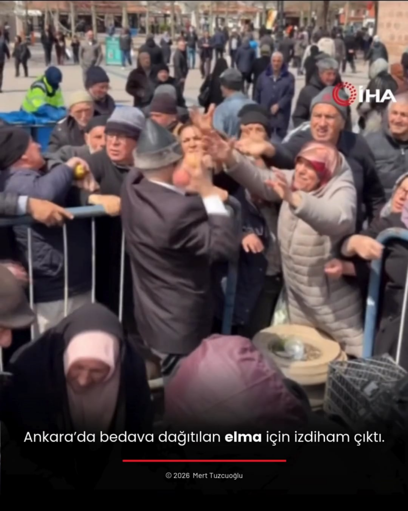While 76-year-old Muhammet Yılmaz, nicknamed Elmacı Dede, was distributing apples to the martyrs in front of Hacı Bayram Veli Mosque in Ankara, a stampede occurred. Citizens fought for free apples.