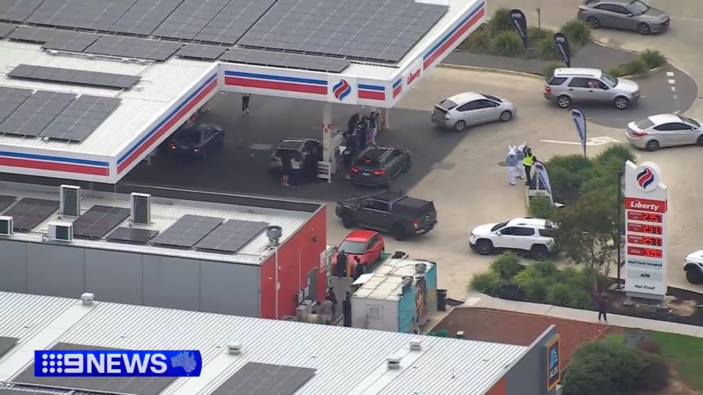 Police shut down $100,000 fuel giveaway at Melbourne petrol station after it triggers traffic mayhem [VIDEO]
