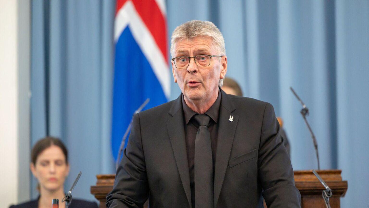 Guðmundur Ingi resigns from the People's Party