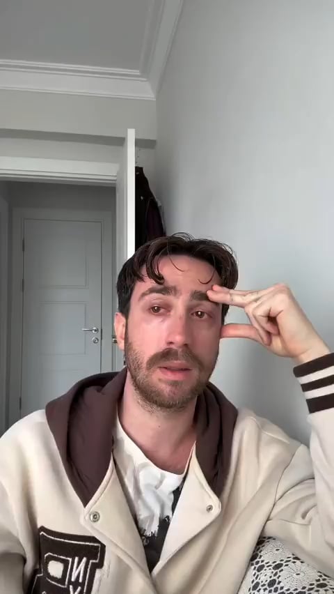 A 30-year-old person living with his family described his situation through tears: “There is no worse feeling in this life than being made to feel like an extra by his family.