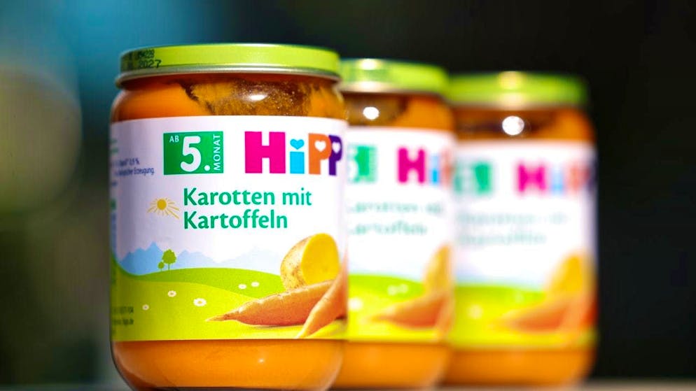 Hipp baby food jars stand on a table. Photo: Tobias Steinmaurer/APA/dpa