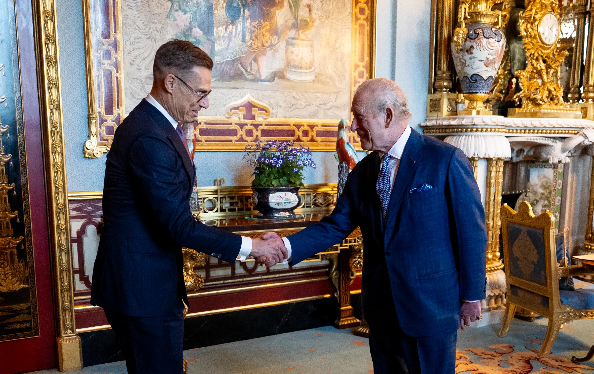 King Charles III shaking hands with Finnish President Alexander Stubb in Buckingham Palace.