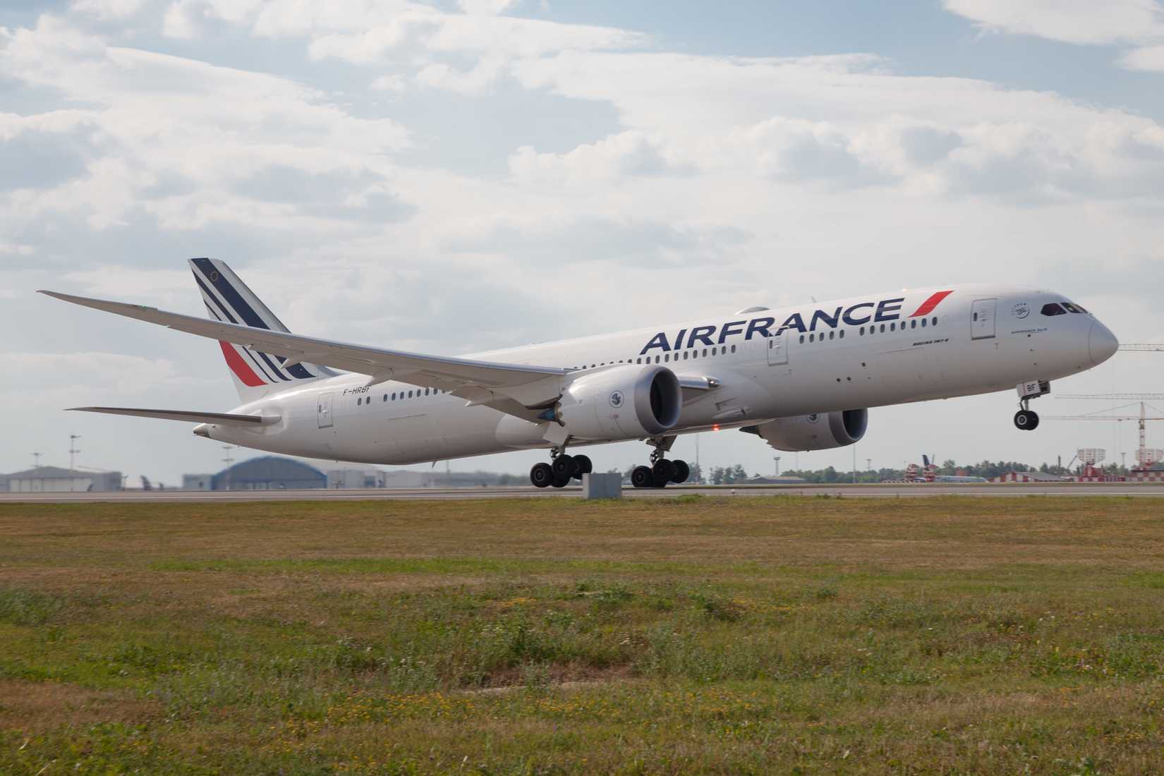 Air France Boeing 787-9 taking off