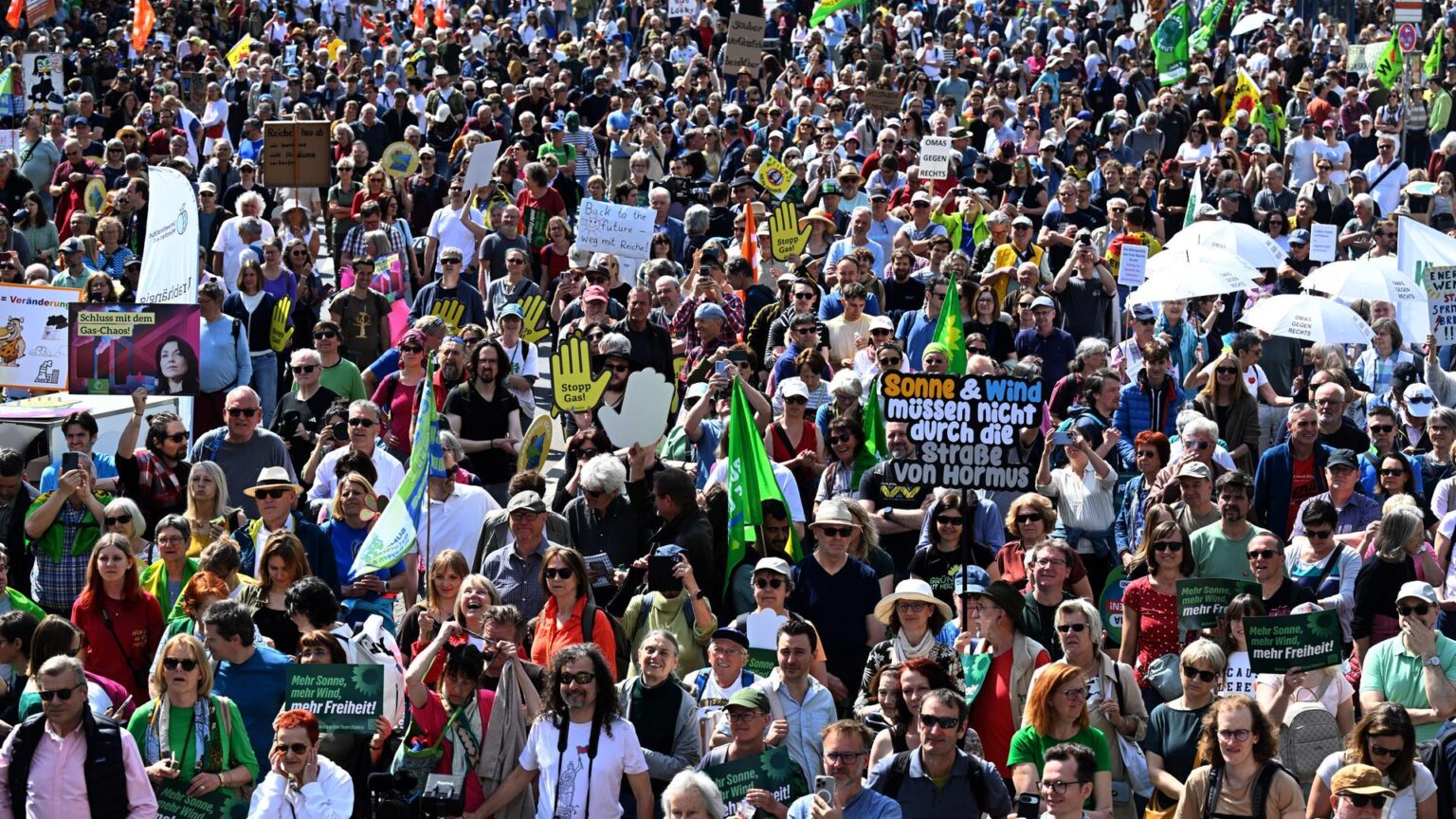 Climate protection - Around 80,000 at demonstrations for renewable energies in Hamburg, Cologne, Berlin and Munich