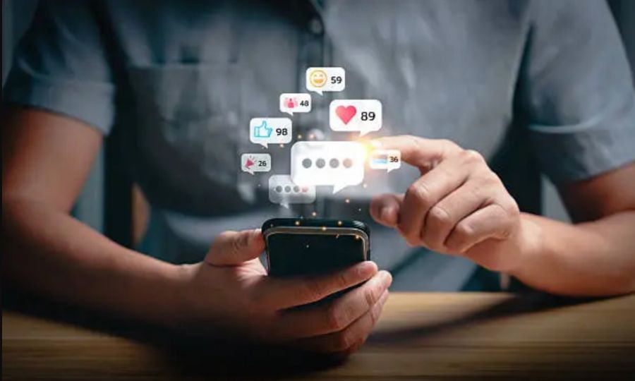 Cyprus tops EU in social media use among young people, KNEWS