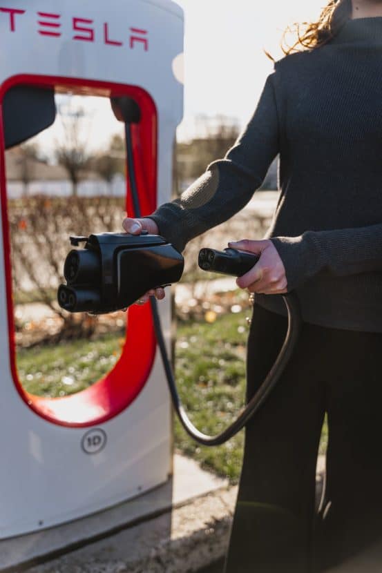 BMW TESLA CHARGING 01