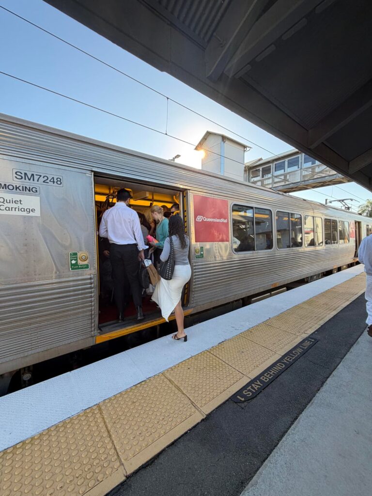 Trains with ONLY THREE carriages during morning rush??