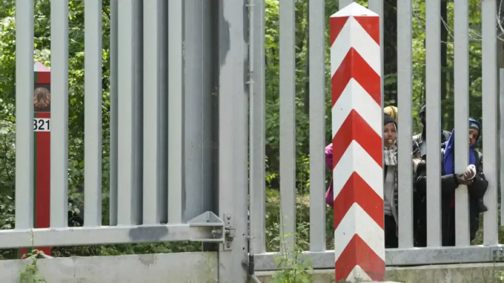 Poland strengthens border with Belarus with new barrier Poland strengthens border with Belarus with new barrier