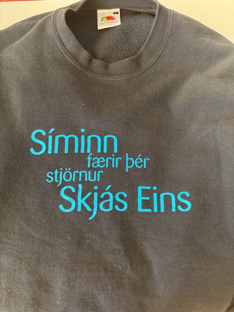 What does Síminn færir þér stjörnur Skjás Eins mean? I bought a long sleeve from a second-hand store in Kazakhstan, it has this written on. Googled it, something about Iceland tv. Any ideas?