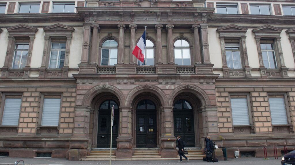 The child discovered naked and malnourished, the father and his partner indicted... What we know about the long confinement of a 9-year-old child in a van in Haut-Rhin