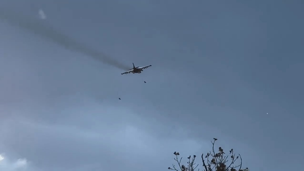 Ukrainian Su-25 dropping French AASM bombs at Russian position