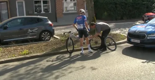 Jasper Philipsen changed his bike, only to have to stop again a few moments later due to a puncture