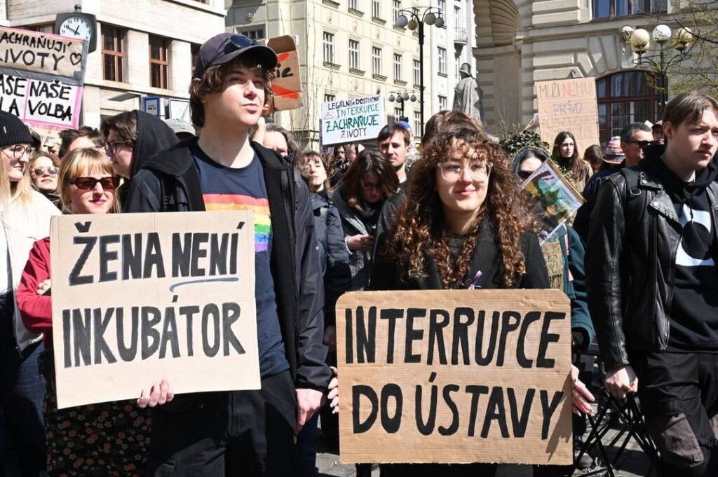 Prague is and will be feminist: thousands of supporters of women's rights outnumbered their opponents from the anti-abortion March for Life