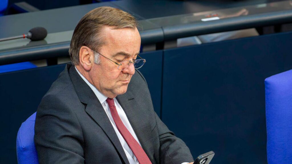 Security instructions: Boris Pistorius bans private cell phones from offices