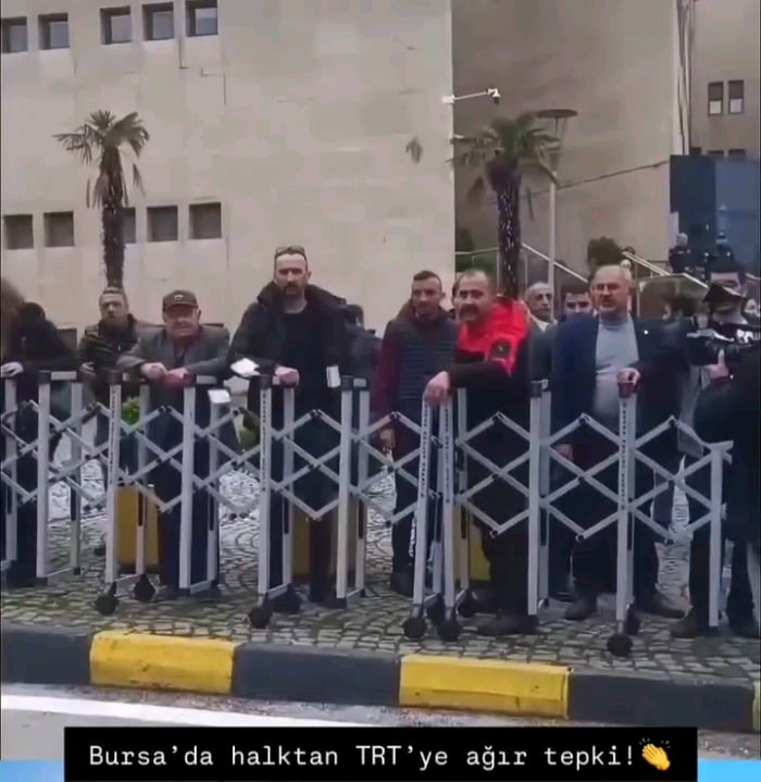 Bursa Municipality Mayor, who is the 22nd CHP mayor to be arrested in the last year. Citizens of Bursa, who still gathered in front of the municipality after Mustafa Bozbey, reacted when they saw the TRT camera and reporter and threw money in front of them.