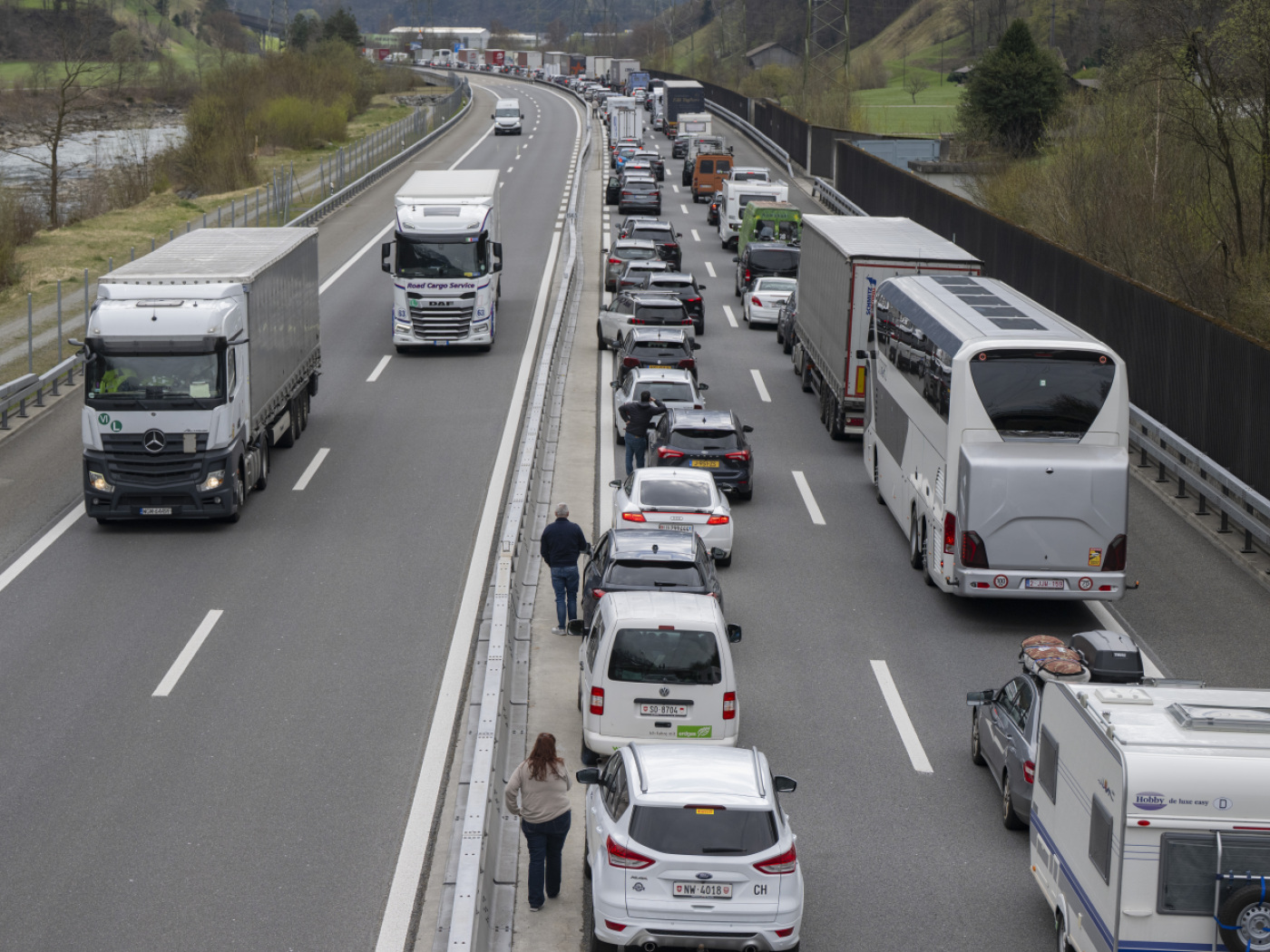 Gotthard Tunnel: 20 kilometres of traffic jams at midday on Friday