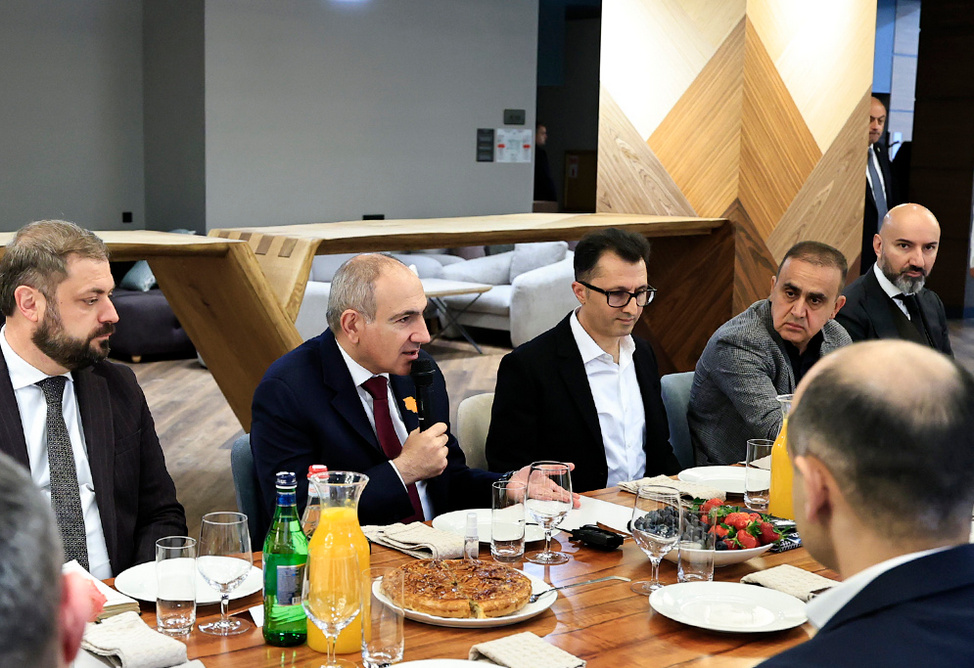 Pashinyan urges Armenian business community to use railway between Armenia and Azerbaijan as reliable route for imports and exports