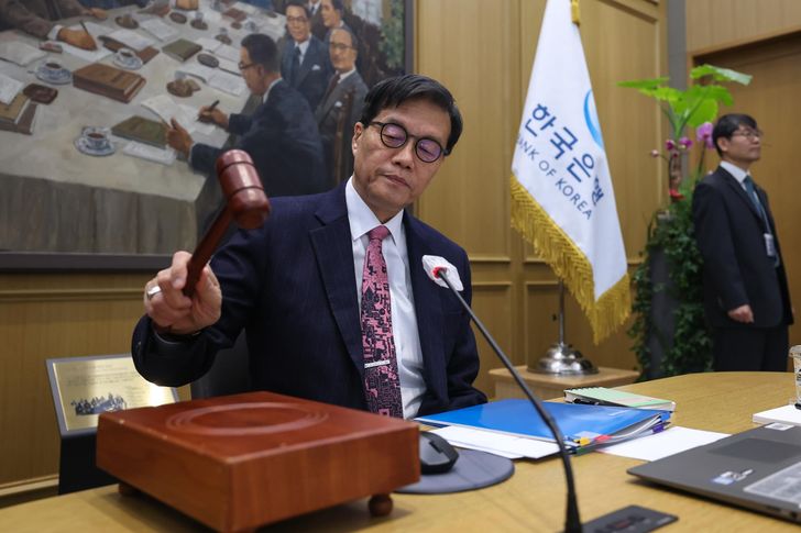Bank of Korea Gov. Rhee Chang-yong bangs the gavel to open a Monetary Policy Committee meeting at the central bank in Seoul, Feb. 26. Joint Press Corps 