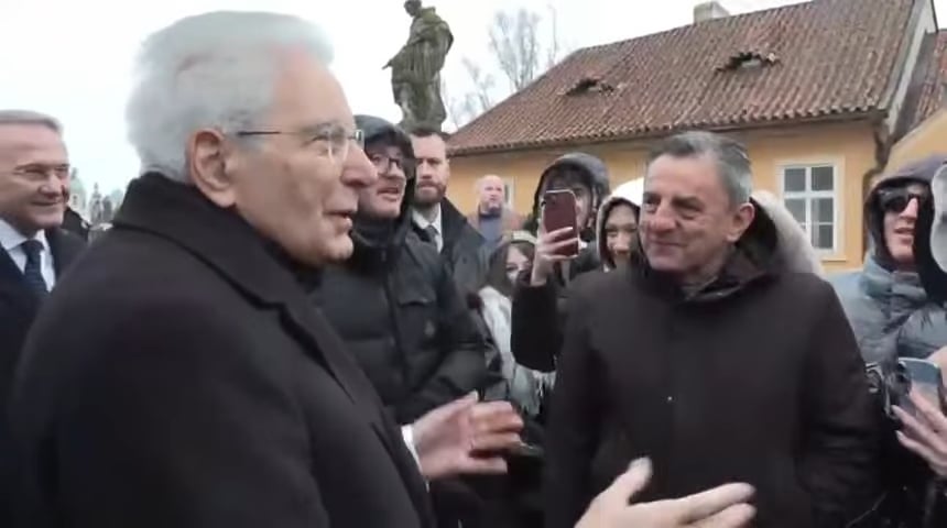 The Italians singing Mameli's anthem to Sergio Mattarella in the streets of Prague