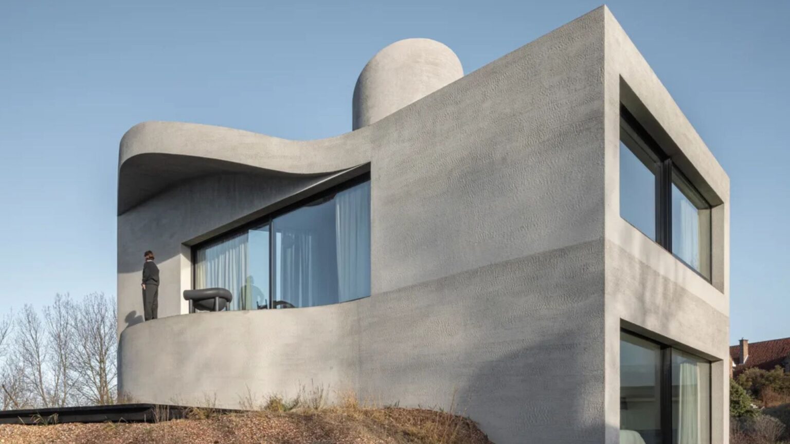 Step inside a curvy seaside villa in Oostduinkerke, Belgium Step inside a curvy seaside villa in Oostduinkerke, Belgium