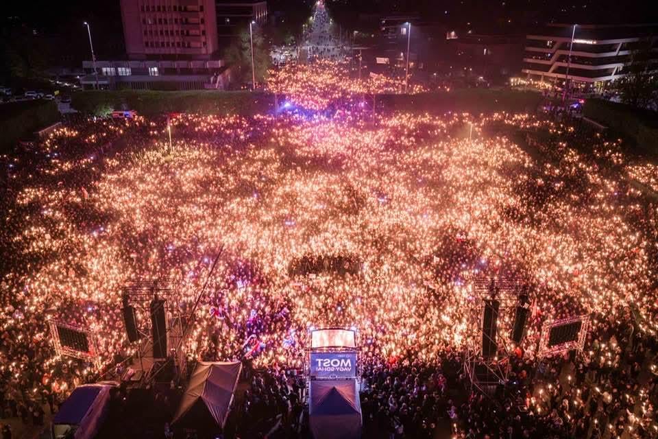 Hungarian opposition holds last rally before tomorrow's election