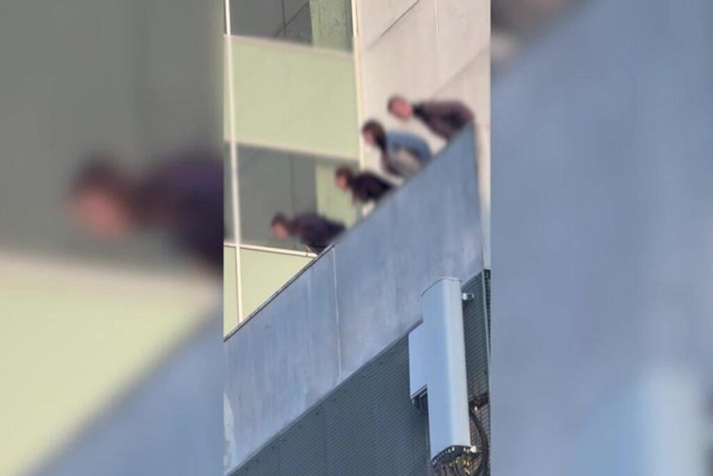 VIDEO | “Where are their parents?” Young people spat on the heads of passers-by on the street from the roof of the Viru center VIDEO | "Where are their parents?" Young people spat on the heads of passers-by on the street from the roof of the Viru center
