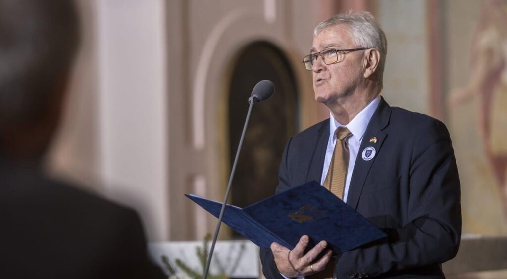 German MP drops out of Hungarian parliament German MP drops out of Hungarian parliament