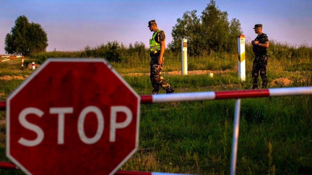 ARCHIVE - Members of the Lithuanian Border Guard Service patrol the border with Belarus. Photo: Mindaugas Kulbis/AP/dpa