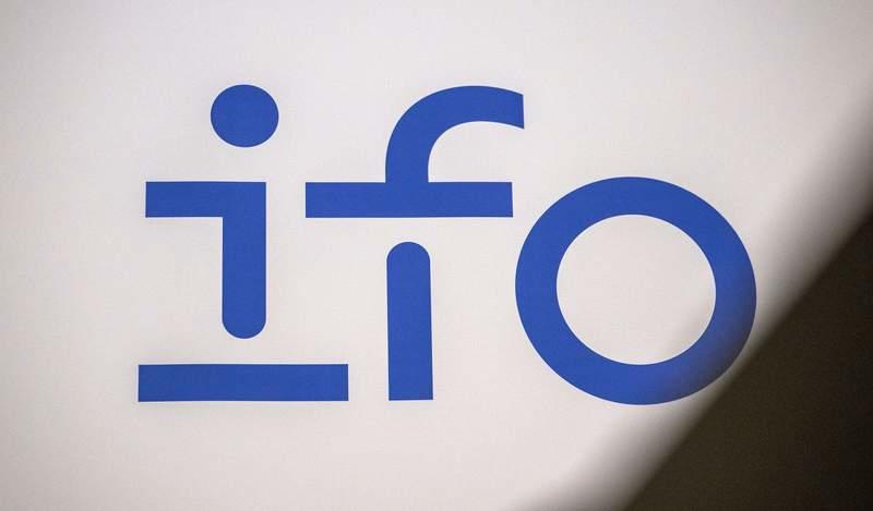 A banner with the inscription "ifo" stands at a press conference of the Institute for Economic Research (ifo) in Munich. (zu dpa: «German firms plan more job cuts due to geopolitical worries, says ifo») Leonie Asendorpf/dpa